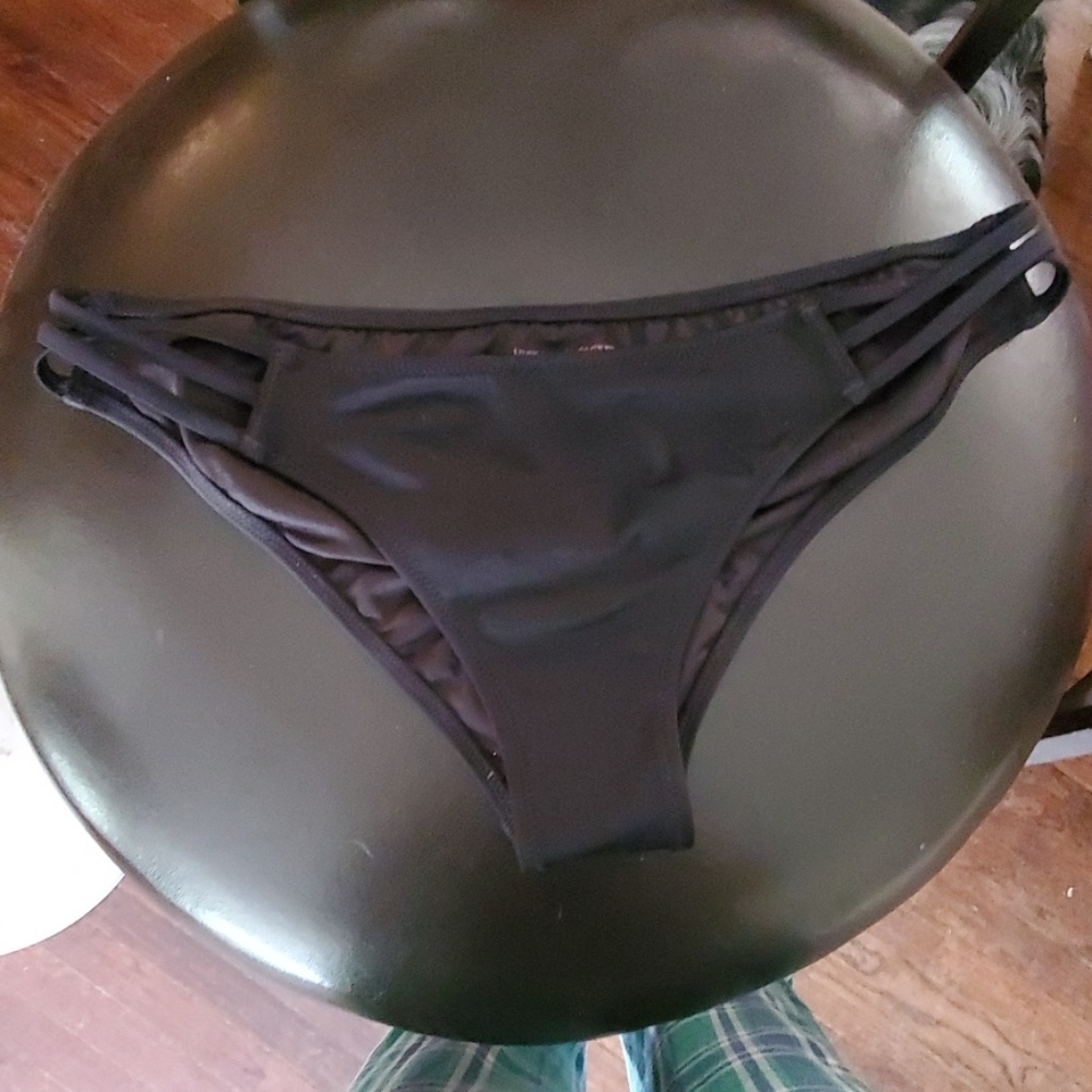 Black VS bikini botto.